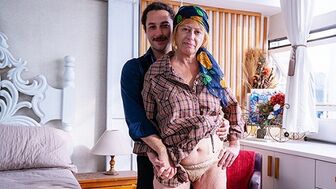 Старая бабка дожила до анала с молодым парнем