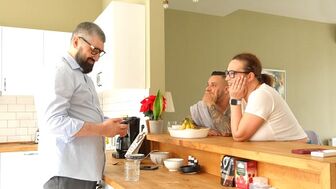 Русская шлюха дрочит гостю отеля за спиной своего глупого мужа