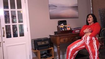 Моя пампушка начальница мастурбировала в своем кабинете, а я подсмотрел