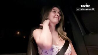 Трахнул мамину подругу в батиной тачке на матрасе