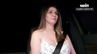 Трахнул мамину подругу в батиной тачке на матрасе