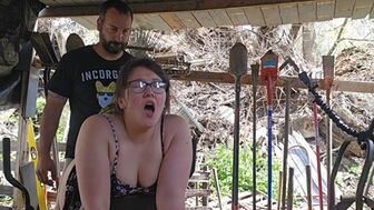 Толстая азиатка трахается на газонокосилке и кончает