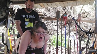 Толстая азиатка трахается на газонокосилке и кончает