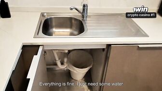 Надо было отремонтировать трубы в доме у маминой подруги, а я вместо этого ее трахнул