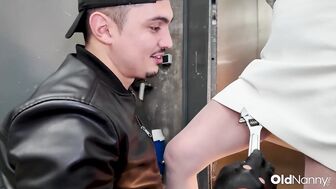 Похотливая рыжая милфа оттрахала не менее похотливого молодого сантехника