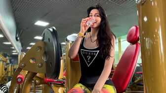 Пойду в фитнес-клуб, может, найду там сексуальную русскую милфу