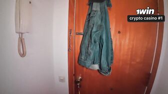 В моем чемодане оказался вибратор моей мачехи, и она пришла ко мне в номер за пропажей