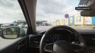 Моя сладкая русская мачеха сделала мне минет в авто, пока мой папаша шарился в торговом центре