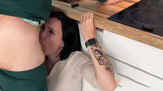 "Светочка, пока разогреваешь пиццу, разогрей и мой член своим теплым ротиком", - говорит клиент доставщице пиццы