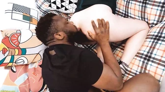 Негр расчесал своим прибором жопу этой озабоченной милфе в форме