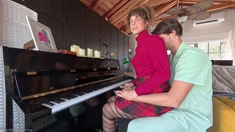 Училка по музыке классно дает мне влажные уроки