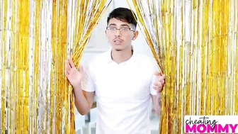 Сводная мамочка Кори Чейз учит в новый год сексу своего задрота - пасынка