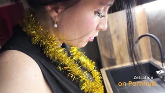 Наглая измена в новый год! Пока муж лошок ищет горошек, жена сосет своему другу