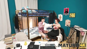 Когда училка - шлюха, то пары по анатомии проходят прямо в общаге