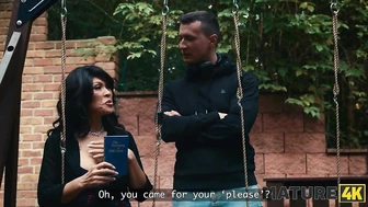 Сисястая азиатская пума оказалась голая на улице, и я спас её от позора