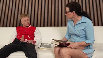 Училка провела приватную подготовку к экзамену студентку-качку