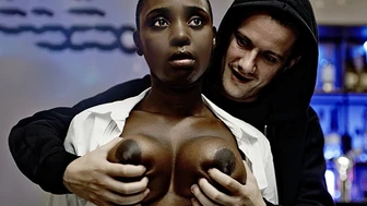 Грабитель проник в бритую сладкую киску застывшей негритянки