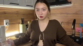 Я поймал удачу в сексе: девушка с улицы дала мне дома за кофе 3 в 1