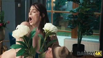 Отца моего бойфренда укусила змейка в саду, я решила ему помочь отсосав яд