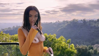 Похотливая мамочка Xochi Moon требует анала и пальцев в жопке