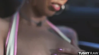 Похотливая мамочка Xochi Moon требует анала и пальцев в жопке