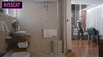 Милый, у нас в номере одна кровать, а мой любовник не приедет