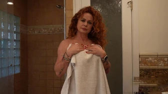 Сестра моей мачехи показал мне свои сисяндры в душе, и я не смог устоять перед ними