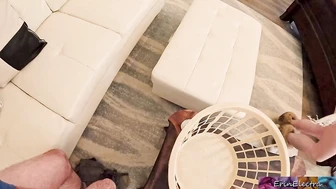 Сводная мамка голая ходит по дому - ее надо трахать в жопу