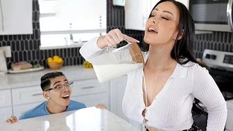 Мокрая киска моей горячей мачехи уже просит кремпай