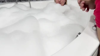 "Ну а я при чем, что у тебя стояк?! Тёщи в этом не участвуют обычно!", - мамка моей жены динамит меня