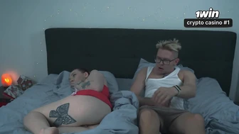 Опять номер на двоих, и я подсматриваю какие классные сиськи у рыжей мачехи