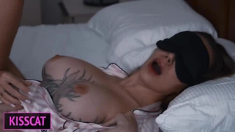 Пасынок обкончал мачехе дырочку, пока его батя застрял в душе