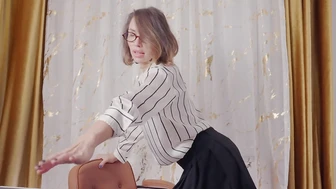 Мачеха утомилась работать, и я расслабил её кремпаем в жопу